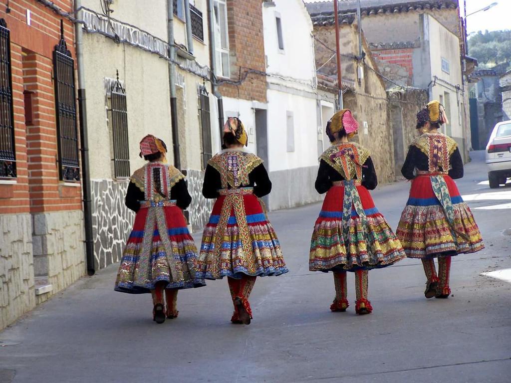 El Huésped del Sevillano AR Lagartera Esterno foto